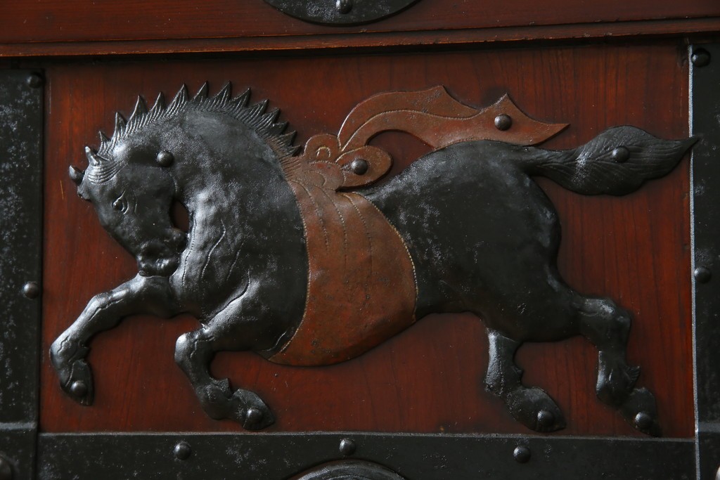 アンティーク建具　総欅(ケヤキ)材　最上級　富山産　重厚感のある馬の金具が特徴的な格子蔵戸　(R-063374)