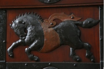 アンティーク建具　総欅(ケヤキ)材　最上級　富山産　重厚感のある馬の金具が特徴的な格子蔵戸　(R-063374)