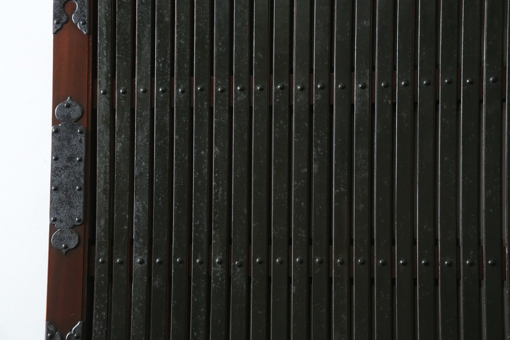 アンティーク建具　総欅(ケヤキ)材　最上級　富山産　重厚感のある馬の金具が特徴的な格子蔵戸　(R-063374)