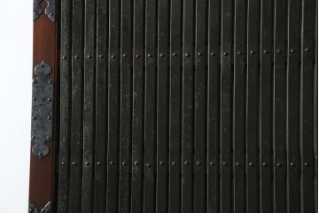 アンティーク建具　総欅(ケヤキ)材　最上級　富山産　重厚感のある馬の金具が特徴的な格子蔵戸　(R-063374)