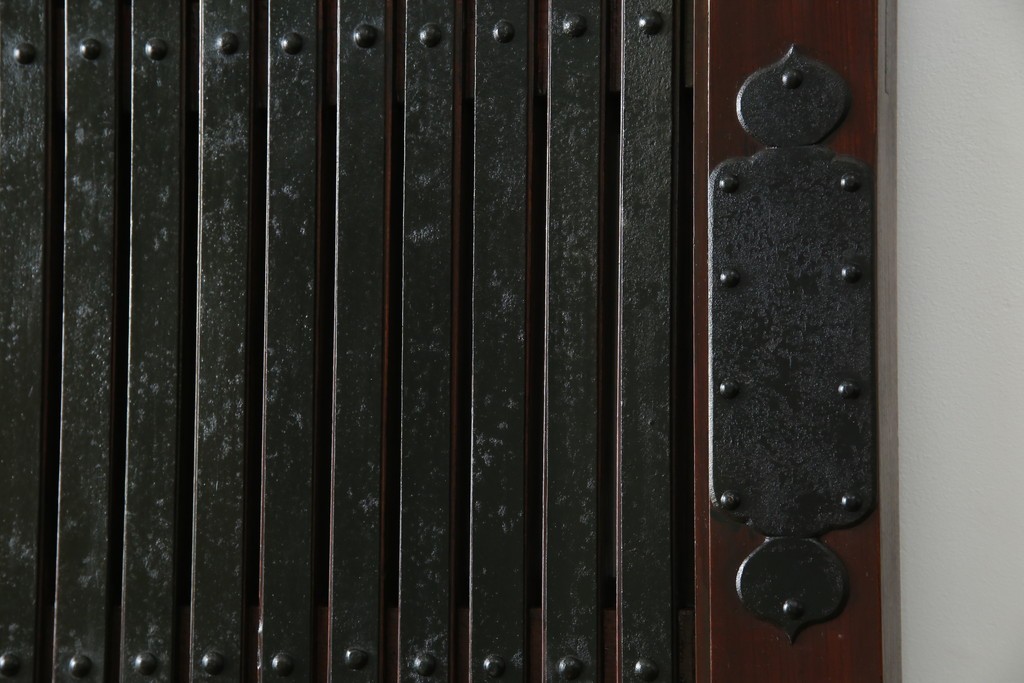 アンティーク建具　総欅(ケヤキ)材　最上級　富山産　重厚感のある馬の金具が特徴的な格子蔵戸　(R-063374)