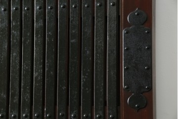 アンティーク建具　総欅(ケヤキ)材　最上級　富山産　重厚感のある馬の金具が特徴的な格子蔵戸　(R-063374)