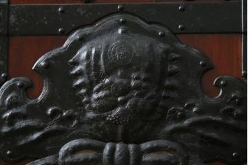 アンティーク建具　総欅(ケヤキ)材　最上級　富山産　重厚感のある馬の金具が特徴的な格子蔵戸　(R-063374)