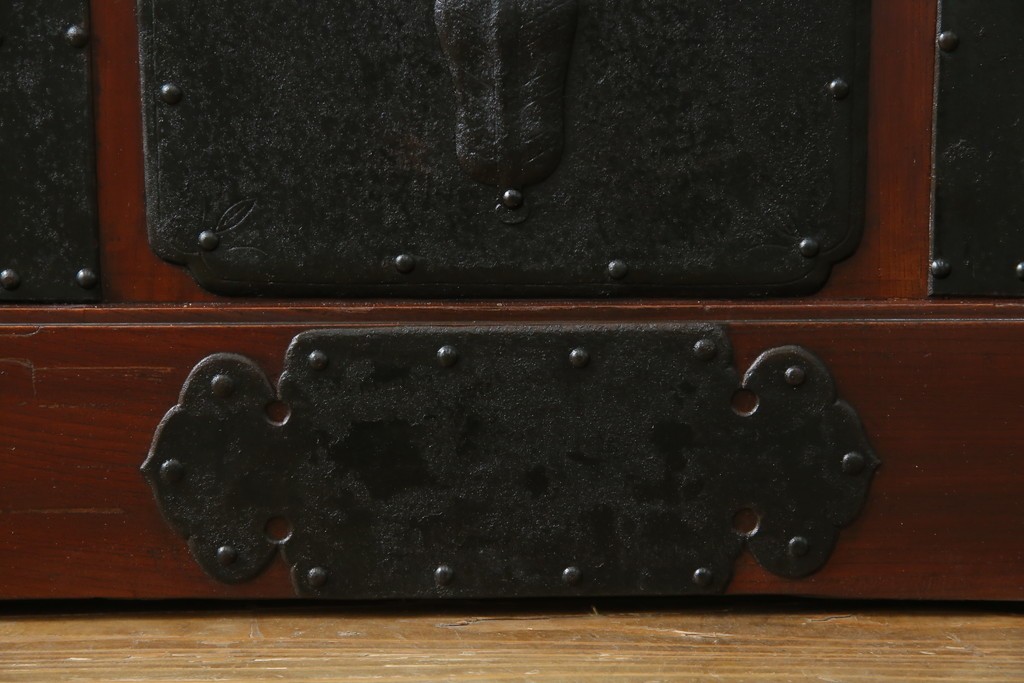 アンティーク建具　総欅(ケヤキ)材　最上級　富山産　重厚感のある馬の金具が特徴的な格子蔵戸　(R-063374)