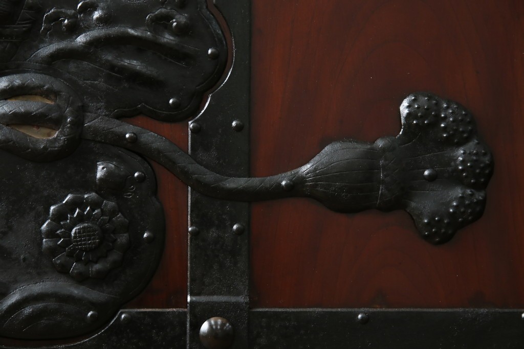 アンティーク建具　総欅(ケヤキ)材　最上級　富山産　重厚感のある馬の金具が特徴的な格子蔵戸　(R-063374)