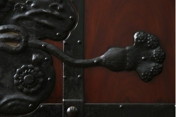 アンティーク建具　総欅(ケヤキ)材　最上級　富山産　重厚感のある馬の金具が特徴的な格子蔵戸　(R-063374)