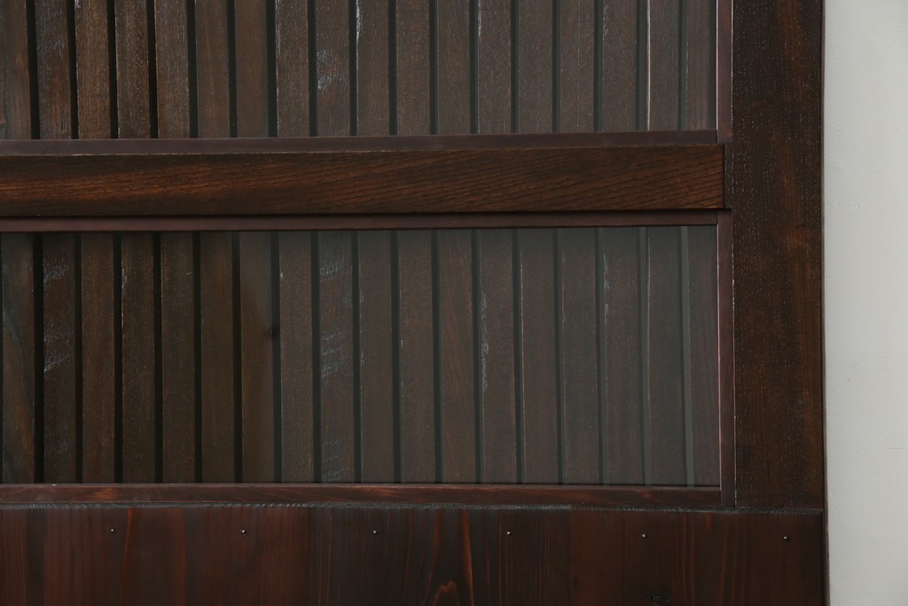 アンティーク建具　総欅(ケヤキ)材　最上級　富山産　重厚感のある馬の金具が特徴的な格子蔵戸　(R-063374)