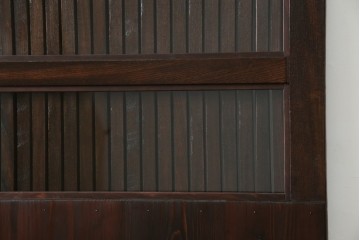 アンティーク建具　総欅(ケヤキ)材　最上級　富山産　重厚感のある馬の金具が特徴的な格子蔵戸　(R-063374)