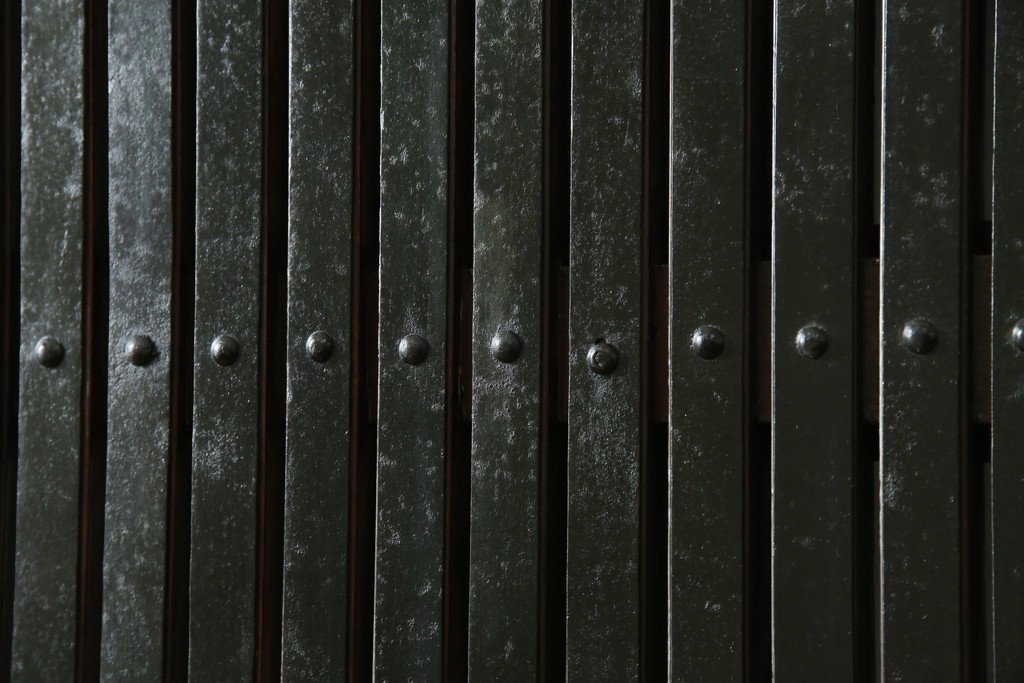 アンティーク建具　総欅(ケヤキ)材　最上級　富山産　重厚感のある馬の金具が特徴的な格子蔵戸　(R-063374)