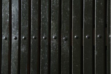 アンティーク建具　総欅(ケヤキ)材　最上級　富山産　重厚感のある馬の金具が特徴的な格子蔵戸　(R-063374)