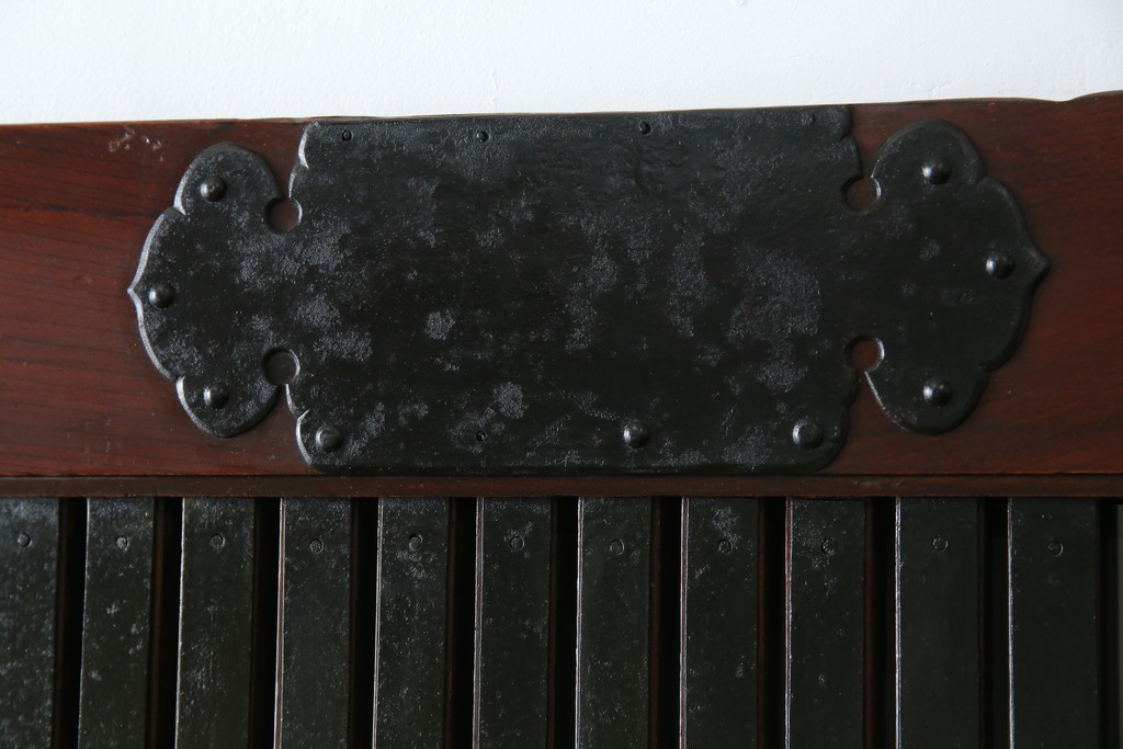 アンティーク建具　総欅(ケヤキ)材　最上級　富山産　重厚感のある馬の金具が特徴的な格子蔵戸　(R-063374)