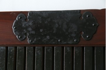 アンティーク建具　総欅(ケヤキ)材　最上級　富山産　重厚感のある馬の金具が特徴的な格子蔵戸　(R-063374)