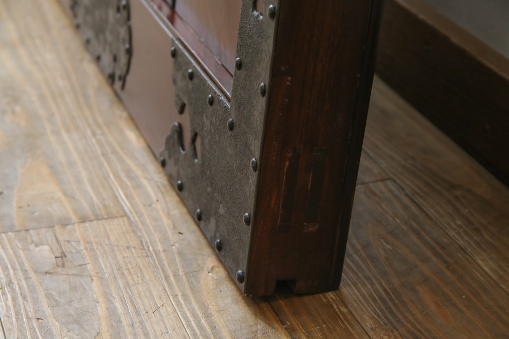 アンティーク建具　総欅(ケヤキ)材　最上級　富山産　重厚感のある馬の金具が特徴的な格子蔵戸　(R-063374)