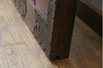 アンティーク建具　総欅(ケヤキ)材　最上級　富山産　重厚感のある馬の金具が特徴的な格子蔵戸　(R-063374)