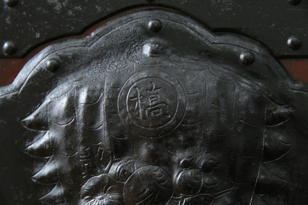 アンティーク建具　総欅(ケヤキ)材　最上級　富山産　重厚感のある馬の金具が特徴的な格子蔵戸　(R-063374)