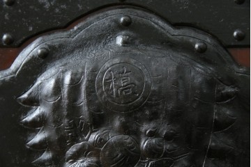 アンティーク建具　総欅(ケヤキ)材　最上級　富山産　重厚感のある馬の金具が特徴的な格子蔵戸　(R-063374)