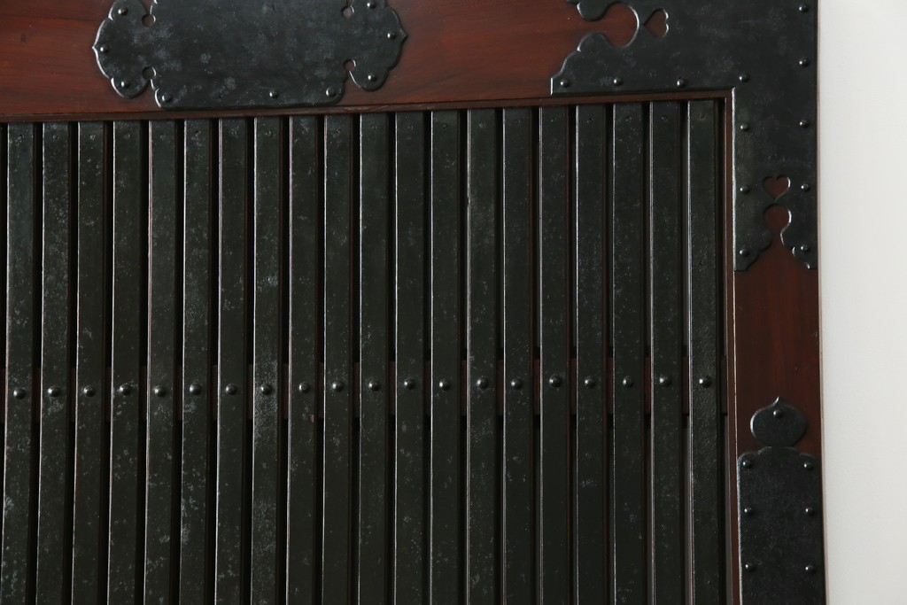 アンティーク建具　総欅(ケヤキ)材　最上級　富山産　重厚感のある馬の金具が特徴的な格子蔵戸　(R-063374)