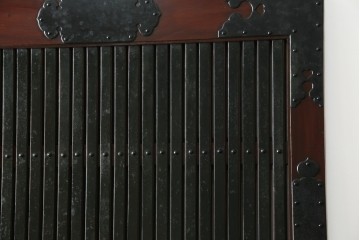 アンティーク建具　総欅(ケヤキ)材　最上級　富山産　重厚感のある馬の金具が特徴的な格子蔵戸　(R-063374)