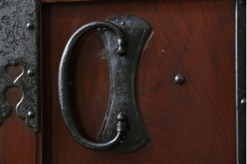 アンティーク建具　総欅(ケヤキ)材　最上級　富山産　重厚感のある馬の金具が特徴的な格子蔵戸　(R-063374)