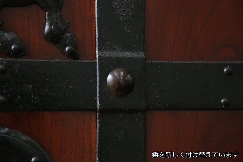 アンティーク建具　総欅(ケヤキ)材　最上級　富山産　重厚感のある馬の金具が特徴的な格子蔵戸　(R-063374)