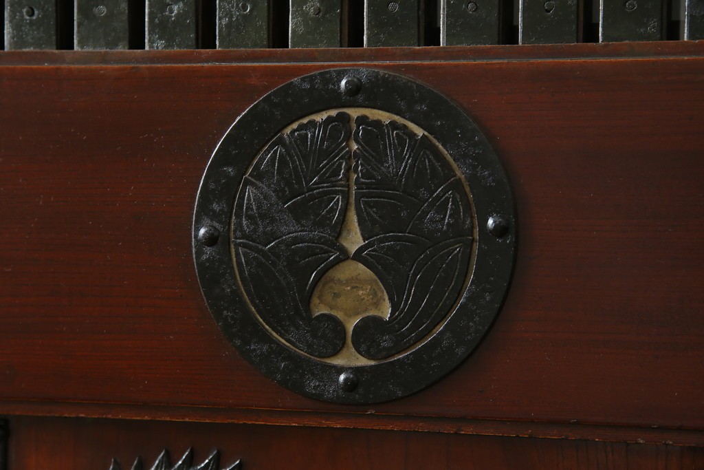 アンティーク建具　総欅(ケヤキ)材　最上級　富山産　重厚感のある馬の金具が特徴的な格子蔵戸　(R-063374)