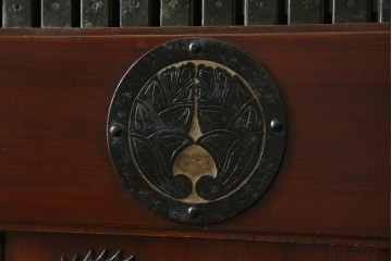 アンティーク建具　総欅(ケヤキ)材　最上級　富山産　重厚感のある馬の金具が特徴的な格子蔵戸　(R-063374)