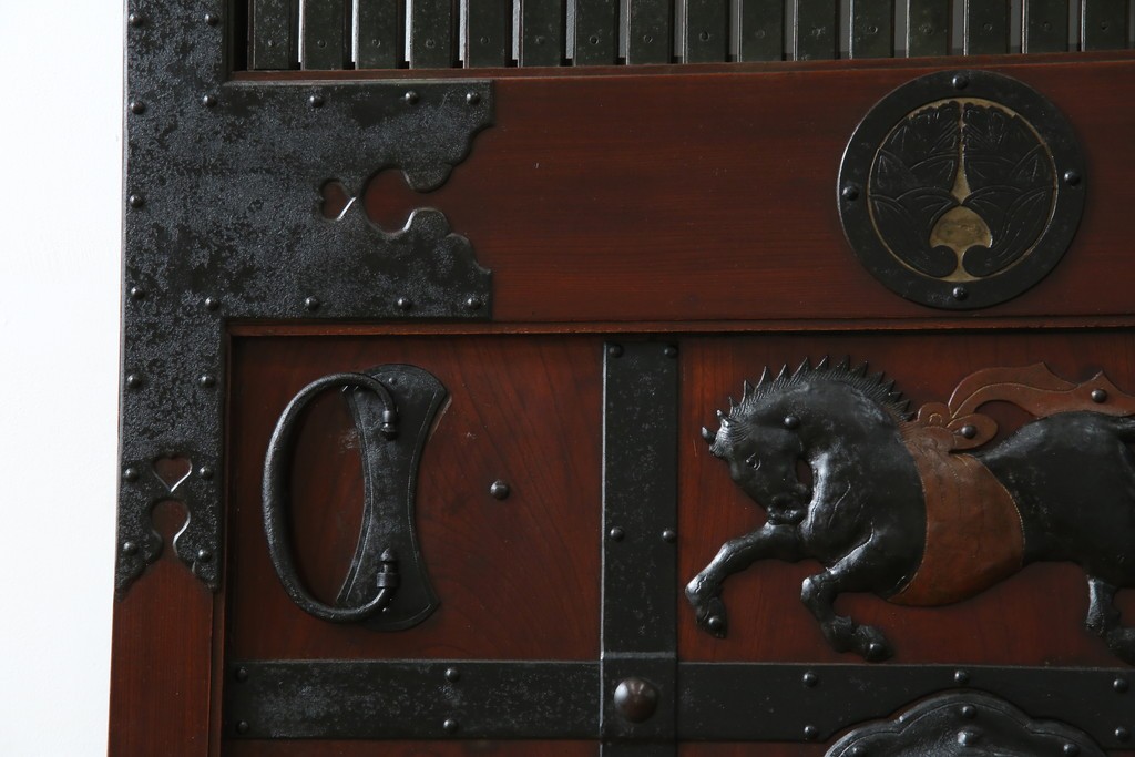 アンティーク建具　総欅(ケヤキ)材　最上級　富山産　重厚感のある馬の金具が特徴的な格子蔵戸　(R-063374)