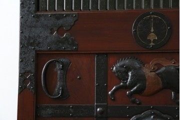 アンティーク建具　総欅(ケヤキ)材　最上級　富山産　重厚感のある馬の金具が特徴的な格子蔵戸　(R-063374)