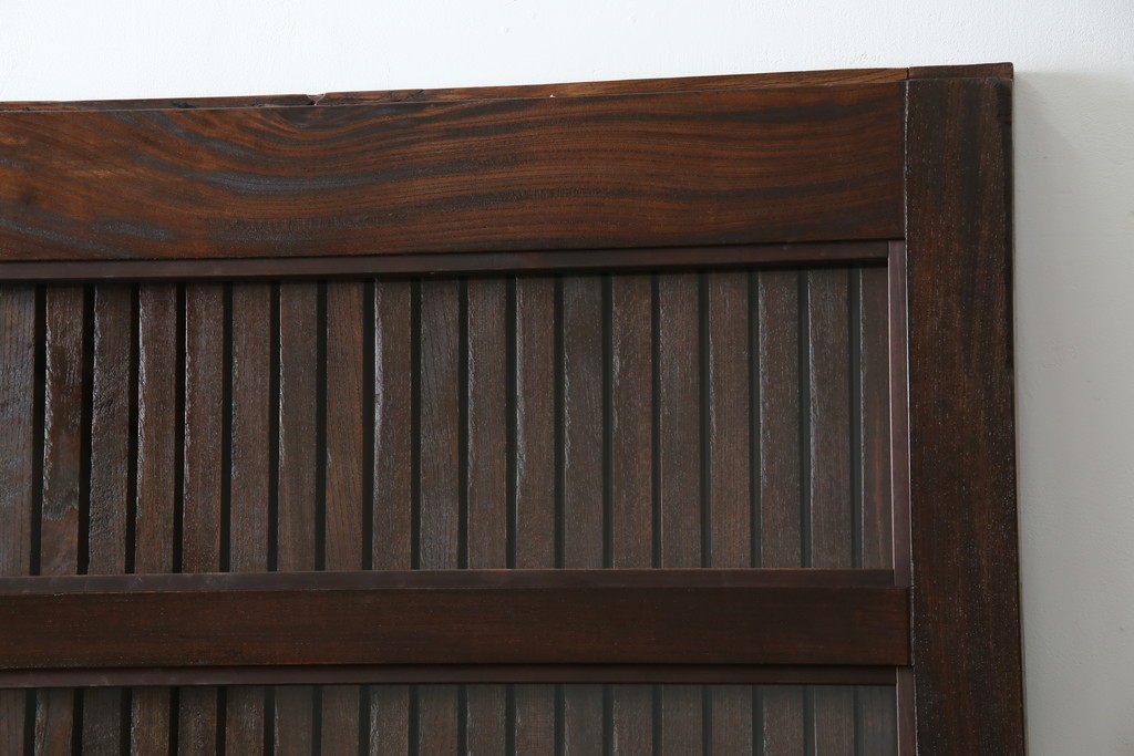 アンティーク建具　総欅(ケヤキ)材　最上級　富山産　重厚感のある馬の金具が特徴的な格子蔵戸　(R-063374)