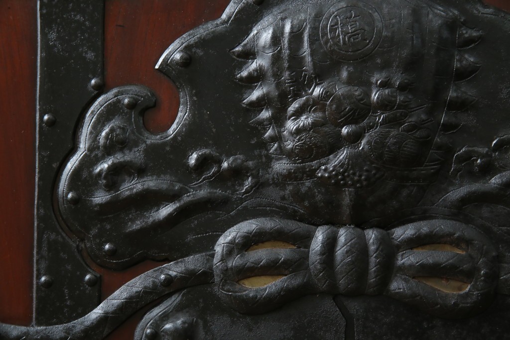 アンティーク建具　総欅(ケヤキ)材　最上級　富山産　重厚感のある馬の金具が特徴的な格子蔵戸　(R-063374)