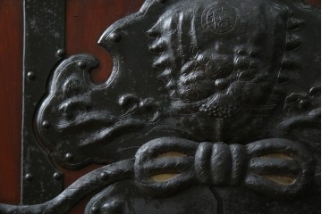 アンティーク建具　総欅(ケヤキ)材　最上級　富山産　重厚感のある馬の金具が特徴的な格子蔵戸　(R-063374)