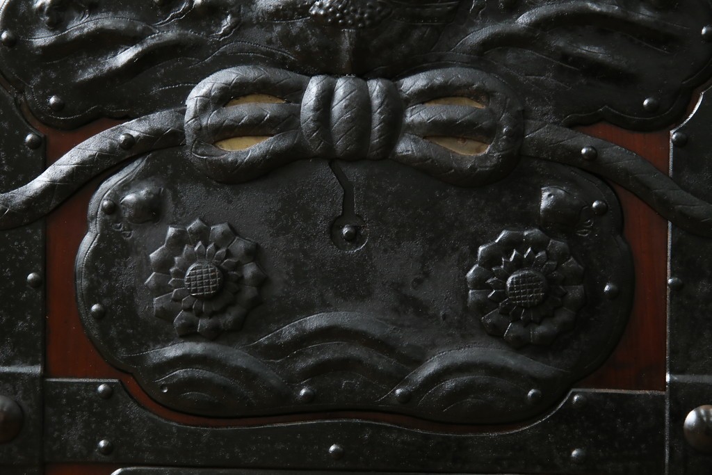 アンティーク建具　総欅(ケヤキ)材　最上級　富山産　重厚感のある馬の金具が特徴的な格子蔵戸　(R-063374)