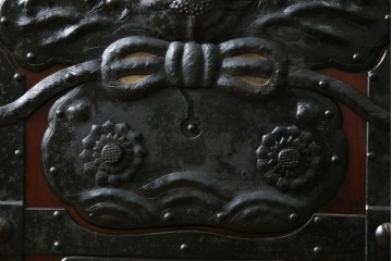 アンティーク建具　総欅(ケヤキ)材　最上級　富山産　重厚感のある馬の金具が特徴的な格子蔵戸　(R-063374)