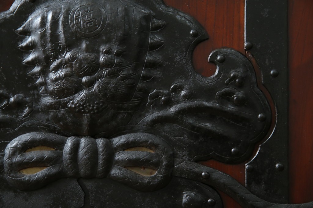 アンティーク建具　総欅(ケヤキ)材　最上級　富山産　重厚感のある馬の金具が特徴的な格子蔵戸　(R-063374)