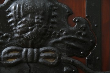 アンティーク建具　総欅(ケヤキ)材　最上級　富山産　重厚感のある馬の金具が特徴的な格子蔵戸　(R-063374)