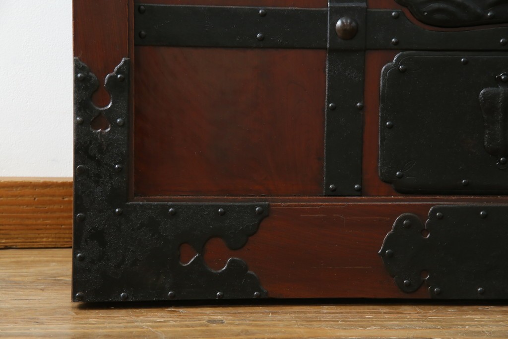 アンティーク建具　総欅(ケヤキ)材　最上級　富山産　重厚感のある馬の金具が特徴的な格子蔵戸　(R-063374)