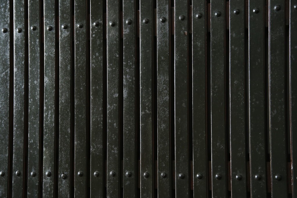 アンティーク建具　総欅(ケヤキ)材　最上級　富山産　重厚感のある馬の金具が特徴的な格子蔵戸　(R-063374)