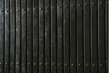 アンティーク建具　総欅(ケヤキ)材　最上級　富山産　重厚感のある馬の金具が特徴的な格子蔵戸　(R-063374)