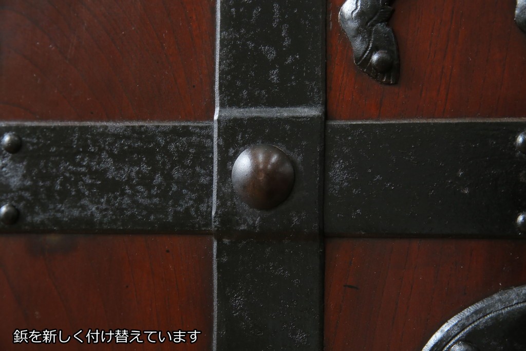 アンティーク建具　総欅(ケヤキ)材　最上級　富山産　重厚感のある馬の金具が特徴的な格子蔵戸　(R-063374)