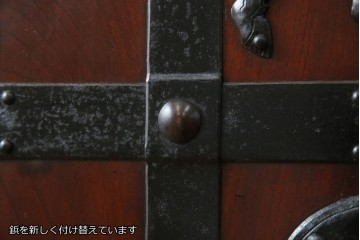 アンティーク建具　総欅(ケヤキ)材　最上級　富山産　重厚感のある馬の金具が特徴的な格子蔵戸　(R-063374)