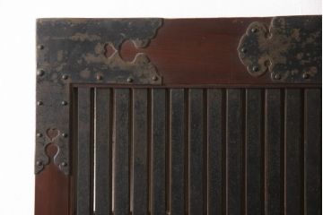 アンティーク建具　総欅(ケヤキ)材　最上級　富山産　重厚感のある馬の金具が特徴的な格子蔵戸(玄関戸、引き戸)(R-063374)