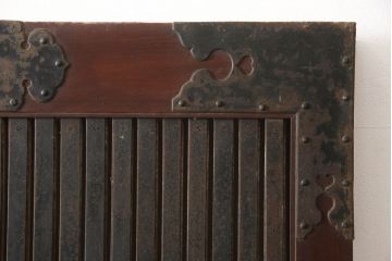 アンティーク建具　総欅(ケヤキ)材　最上級　富山産　重厚感のある馬の金具が特徴的な格子蔵戸(玄関戸、引き戸)(R-063374)