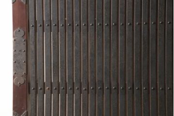 アンティーク建具　総欅(ケヤキ)材　最上級　富山産　重厚感のある馬の金具が特徴的な格子蔵戸(玄関戸、引き戸)(R-063374)