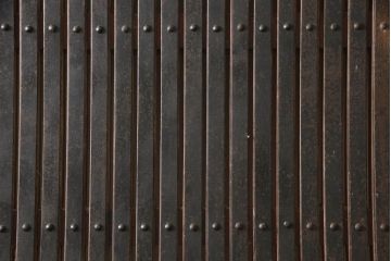 アンティーク建具　総欅(ケヤキ)材　最上級　富山産　重厚感のある馬の金具が特徴的な格子蔵戸(玄関戸、引き戸)(R-063374)