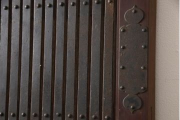 アンティーク建具　総欅(ケヤキ)材　最上級　富山産　重厚感のある馬の金具が特徴的な格子蔵戸(玄関戸、引き戸)(R-063374)