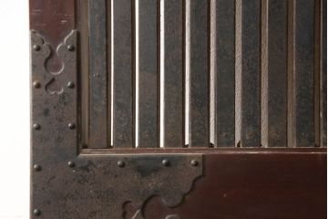アンティーク建具　総欅(ケヤキ)材　最上級　富山産　重厚感のある馬の金具が特徴的な格子蔵戸(玄関戸、引き戸)(R-063374)