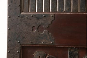 アンティーク建具　総欅(ケヤキ)材　最上級　富山産　重厚感のある馬の金具が特徴的な格子蔵戸(玄関戸、引き戸)(R-063374)