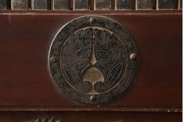 アンティーク建具　総欅(ケヤキ)材　最上級　富山産　重厚感のある馬の金具が特徴的な格子蔵戸(玄関戸、引き戸)(R-063374)
