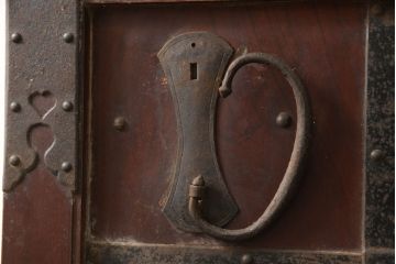 アンティーク建具　総欅(ケヤキ)材　最上級　富山産　重厚感のある馬の金具が特徴的な格子蔵戸(玄関戸、引き戸)(R-063374)