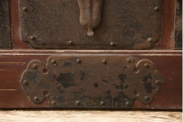 アンティーク建具　総欅(ケヤキ)材　最上級　富山産　重厚感のある馬の金具が特徴的な格子蔵戸(玄関戸、引き戸)(R-063374)